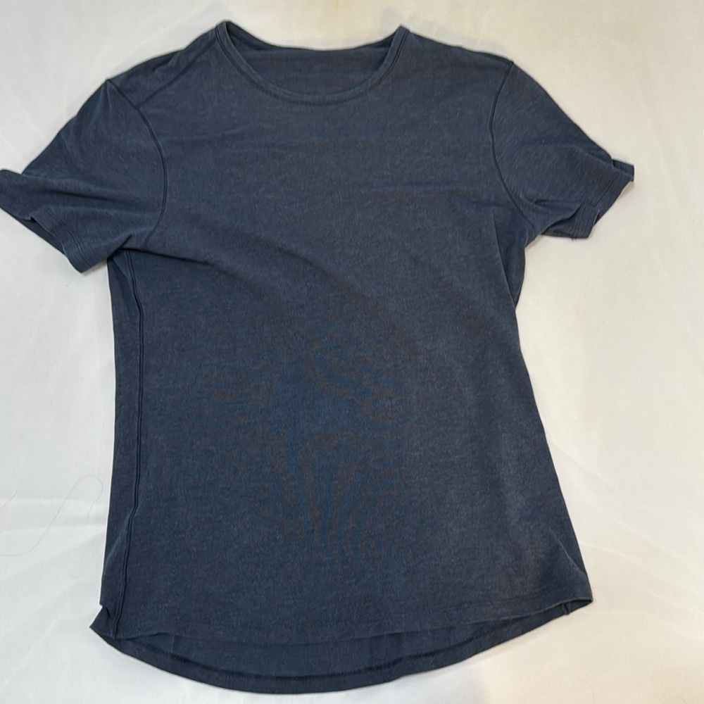 Men’s Lululemon T-shirt. Slim fitting large.